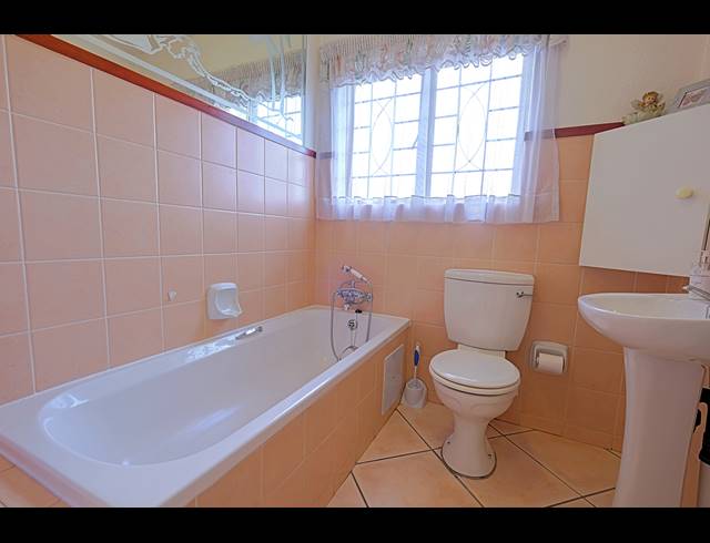 2 BEDROOM APARTMENT FOR SALE IN DOWERGLEN EXT 4